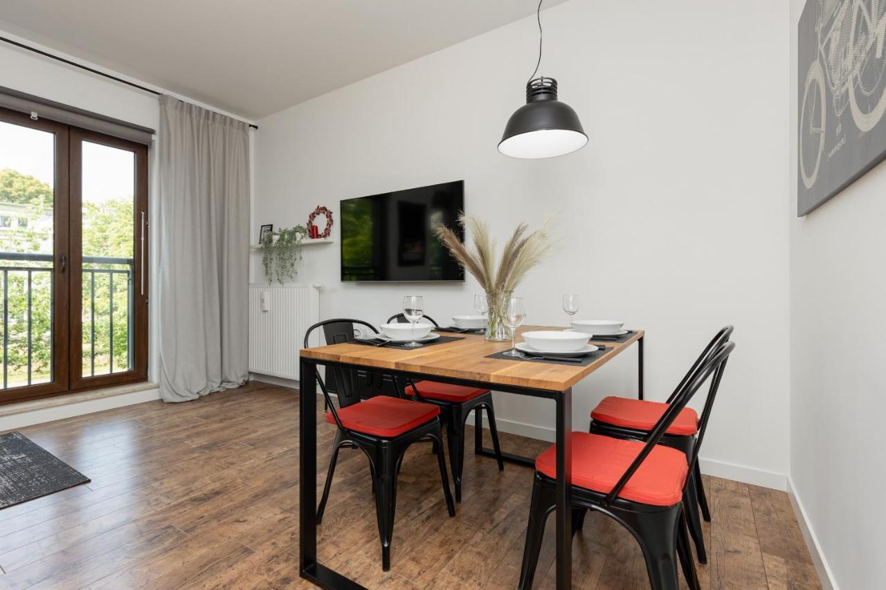 Stylish & Trendy 1 Bedroom Apartment Wola With Parking By Renters Warszawa Eksteriør billede